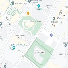 スペイン大使館の西北角からスペイン坂という坂が伸びています。