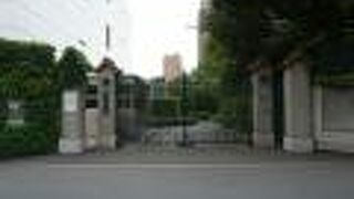 スペイン大使館は、六本木の高台にある大使館で、スウェーデン大使館の斜め向かいです。