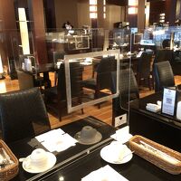 向かいの人の声を聴きやすくする、アクリルボードのビニール窓