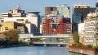 寝屋川に架かる小さな橋