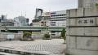 堂島川に架かる歩行者専用橋　