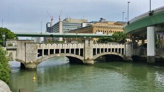 肥後橋と淀屋橋の間にある橋