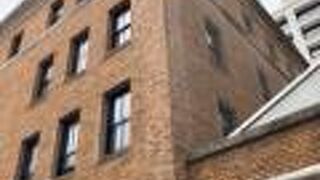 横浜公園前のモダンな建築物