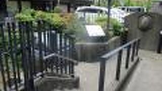 「消防救急発祥之地」の石碑のそばに