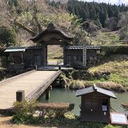 山間の風景に映えた立派な門