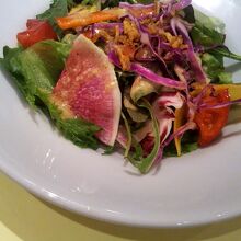 彩りの綺麗なランチサラダ