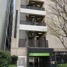 ホテルは並木に埋もれている感じでちょっと判り難いかも