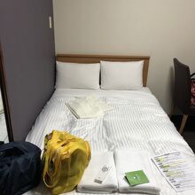 ダブルベッドがどーんとあり狭い感じです．