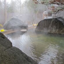 湯けむり漂う大露天風呂　混浴