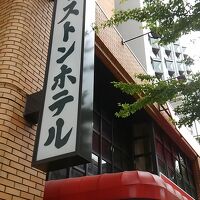 江坂駅前の大通り沿いにあります。