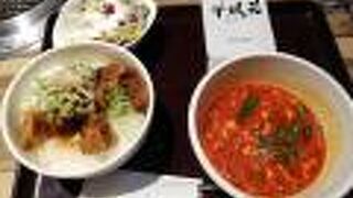 ごろっとカルビのぼっかけ丼＆ユッケジャンスープセット(1100円)を注文しました。