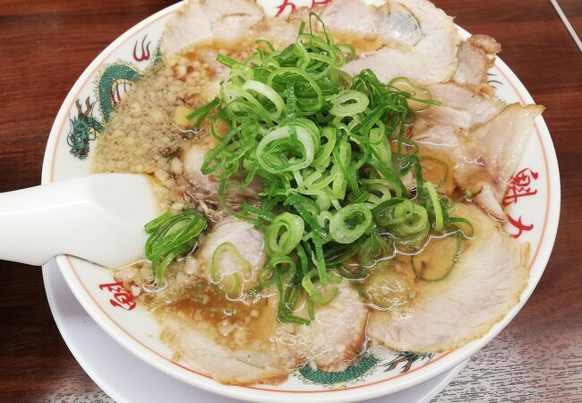 特製醤油肉入りラーメン(税込935円)を注文しました。