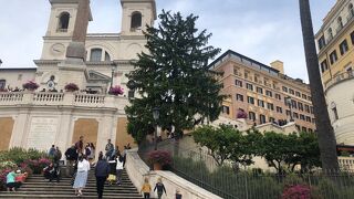 有名な観光地のため人が沢山いるが階段を登ってサンピエトロ大聖堂など見える