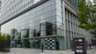 晴海通り沿いにある地上23階建てのオフィスビル