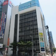 東京駅八重洲北口前に建っています