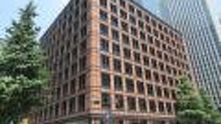 外観のレンガが特徴のビルです