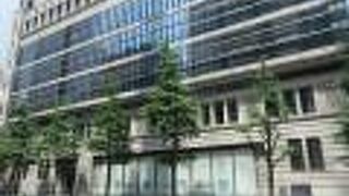 外壁の彫刻と時計塔が特徴のビルです