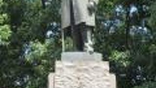 どこか微笑んでいるように見えました