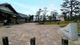 岸和田城の向かい