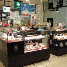 種類豊富な和菓子が並んでいます