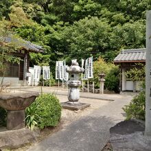 登り口のある麓の寺