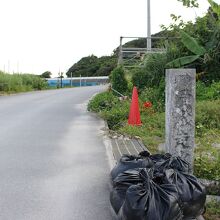 このような道路沿いに案内の石柱が建っています。