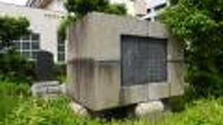 勝どき橋のたもとの植え込みの中にあります