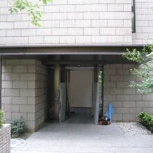 泉通りに面している泉屋博古館東京の玄関です。現在、改装中です