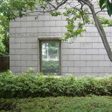 泉屋博古館東京の玄関横の窓です。内部の様子が見れます。