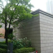 泉屋博古館東京の建物の西北角です。周囲の環境に調和しています