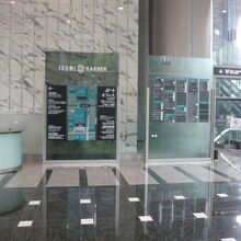 泉ガーデンタワーのオフィス部分のロビー部分です。