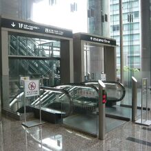 泉ガーデンタワーのオフィスフロアーへの入口です。端正な感じ。