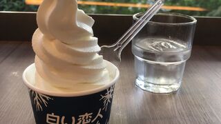 白い恋人の石屋製菓のカフェ