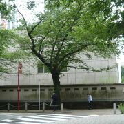 泉通りは、泉ガーデンの中央を東西に抜ける桜の名所であり、地下鉄の六本木１丁目駅の南にあります。
