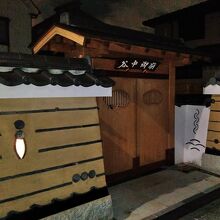 白木の山門は武家屋敷のよう