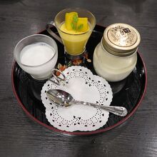 蓋つきのガラス瓶は杏仁豆腐、見た目も楽しめました