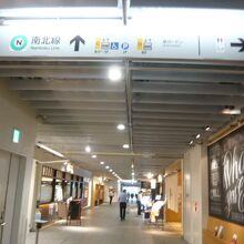 アークヒルズサウスタワーから地下鉄の駅までに至る案内です。