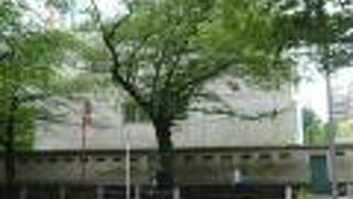 泉通りは、泉ガーデンの中央を東西に抜ける桜の名所であり、地下鉄の六本木１丁目駅の南にあります。