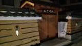 白木の山門は武家屋敷のよう