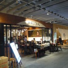 アークヒルズサウスタワーの店舗フロアーです。賑わっています。