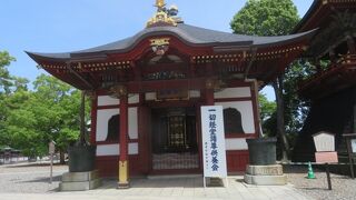 堂内に色彩鮮やかな輪蔵があります