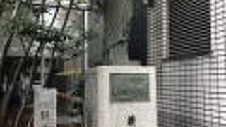 キリスト像が立つ