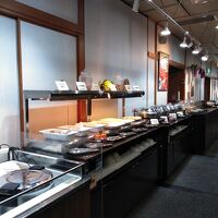 バイキングの料理コーナーです。奥にドリンクコーナーがあります