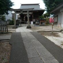 練馬白山神社の参道と中鳥居の奥に、本社殿が見えます。