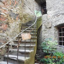 入り口は2階から