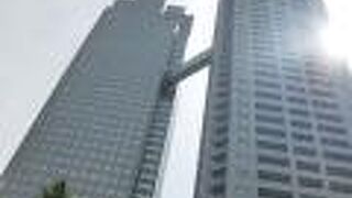 隅田川沿いに建つシンボリックな高層ツインタワー