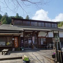 売店や食事処がある建物