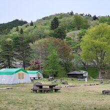 花山湖畔の花山青少年旅行村。釣りキャンプ客の姿がありました。