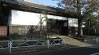 門前に大木を従えた、名主の旧家の門