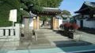 小さいながら美しい日本庭園があります